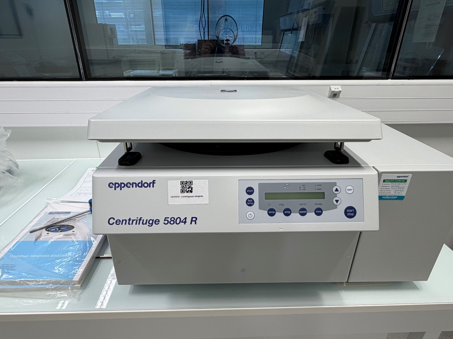 EPPENDORF CENTRIFUGE 5804 R - Benchtop refrigerated centrifuge